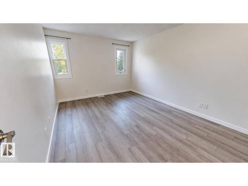 3637 30 AV NW — photo 11 of 25