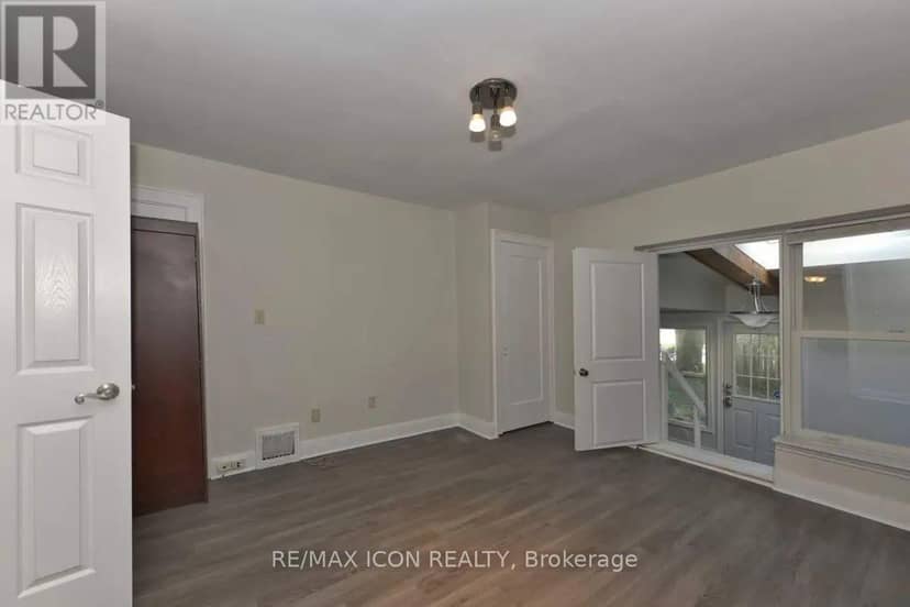 525 Grosvenor Street — photo 24 of 40