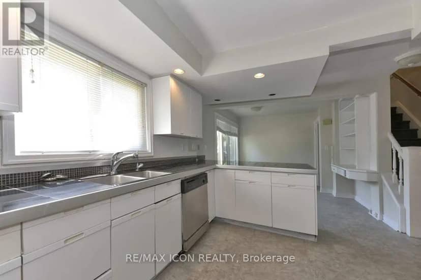 525 Grosvenor Street — photo 17 of 40