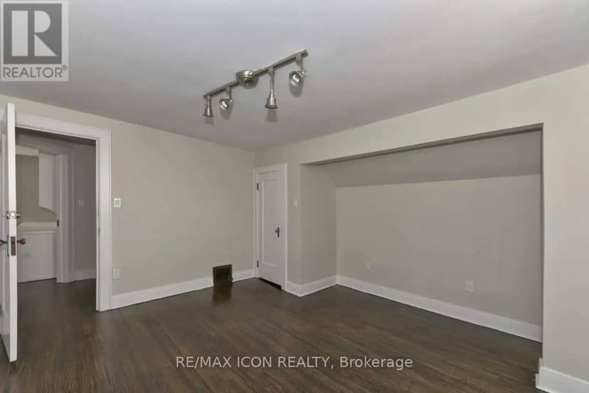 525 Grosvenor Street — photo 36 of 40