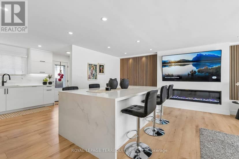 2 Richbourne Court, Toronto, photo 8