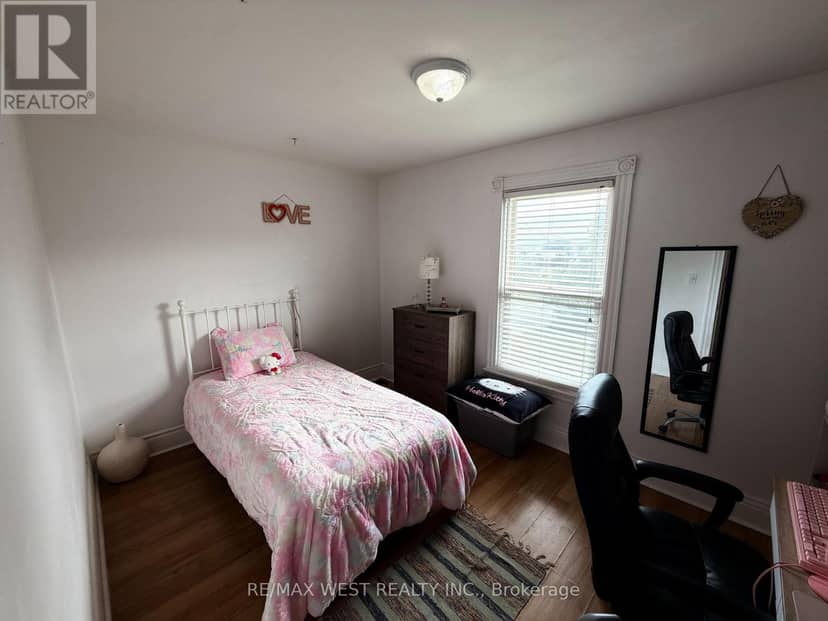 196 Simcoe Street E — photo 10 of 16