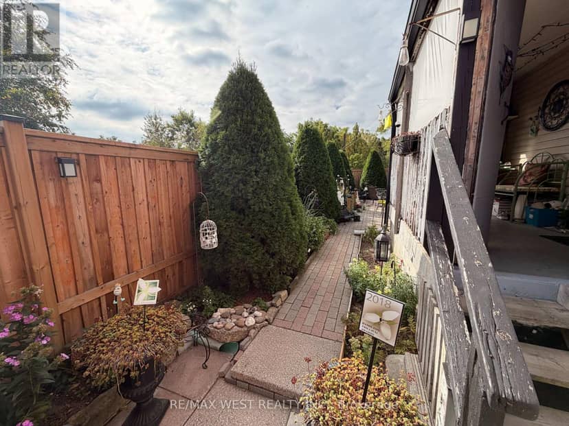 196 Simcoe Street E — photo 15 of 16