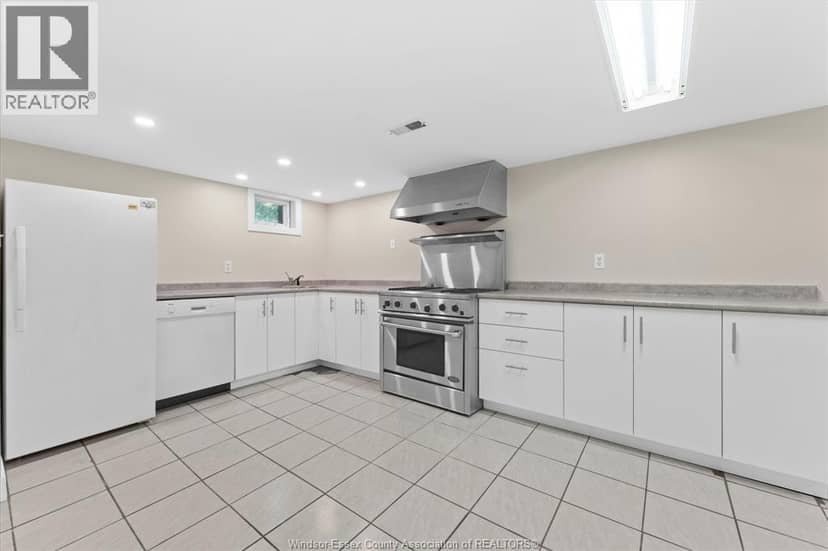 3163 Curry AVENUE — photo 10 of 33