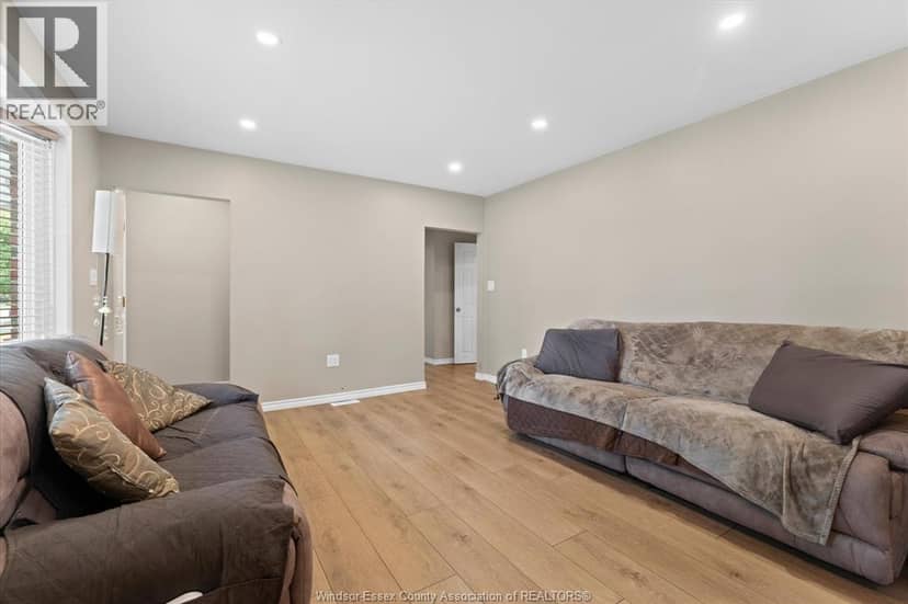 3163 Curry AVENUE — photo 4 of 33