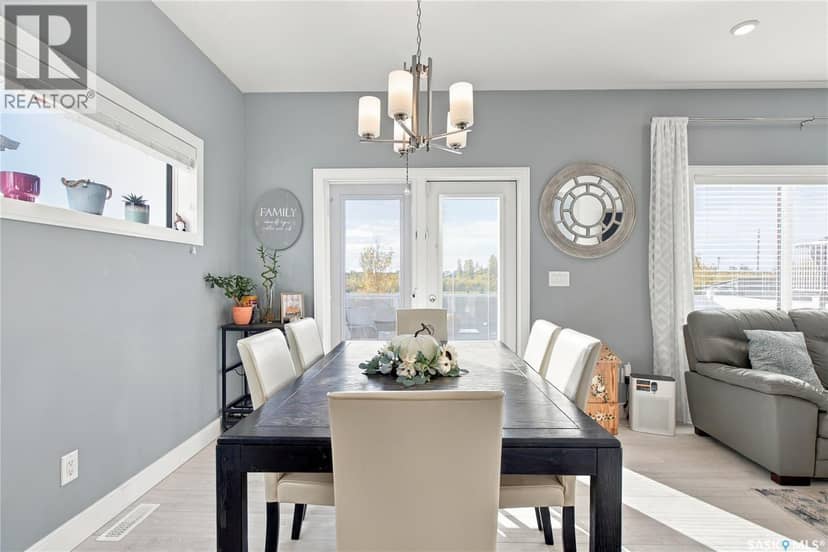 105 Cowan CRESCENT — photo 13 of 40