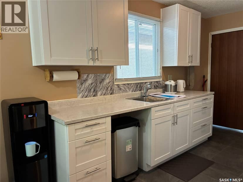 1055 Cameron STREET — photo 3 of 27