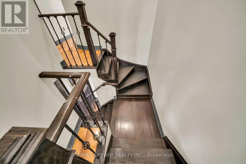 2055 Blue Ridge Crescent — photo 20 of 40