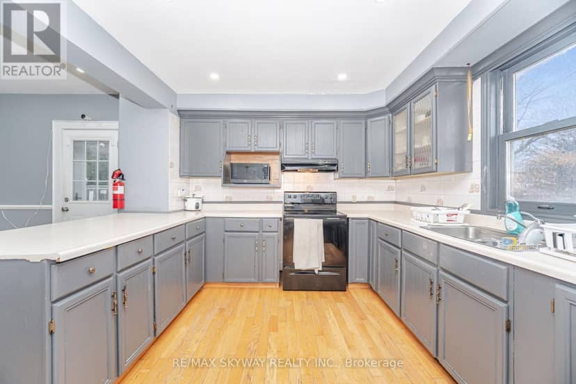 102 Queen Street S — photo 7 of 40