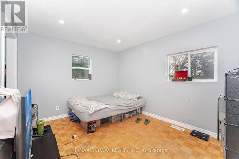 102 Queen Street S — photo 37 of 40