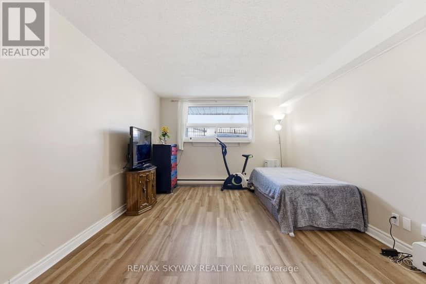 103 - 25 College Street E — photo 12 of 18