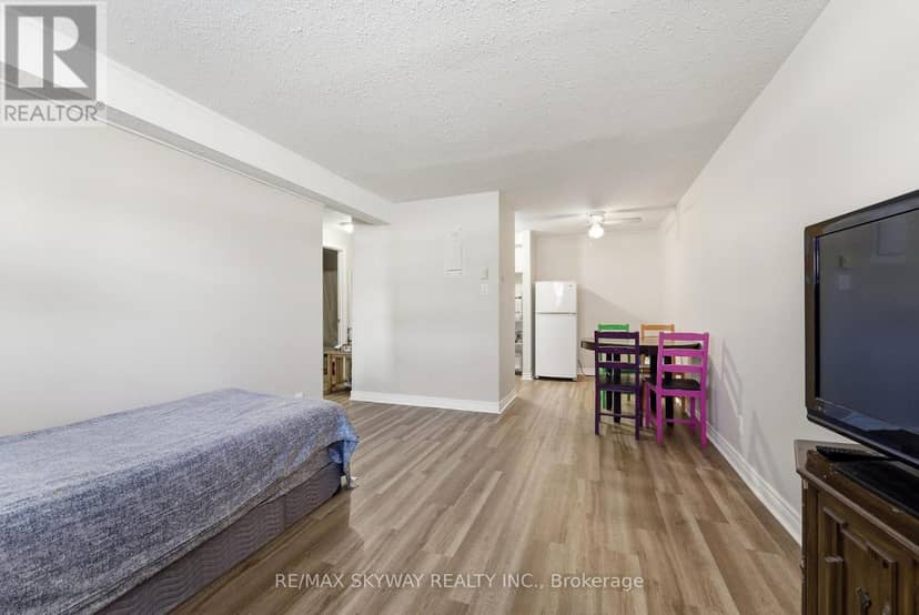 103 - 25 College Street E — photo 13 of 18