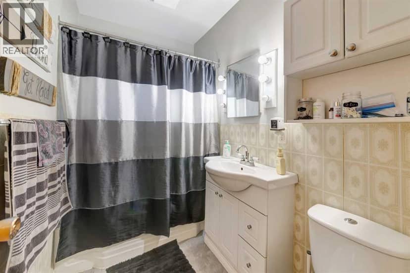 4813 48 Street — photo 10 of 24