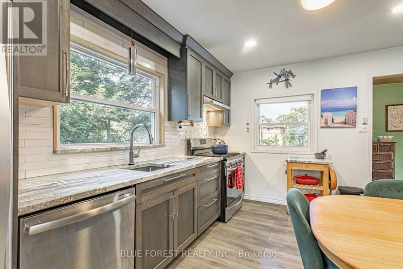 354 Calgary Street — photo 11 of 40