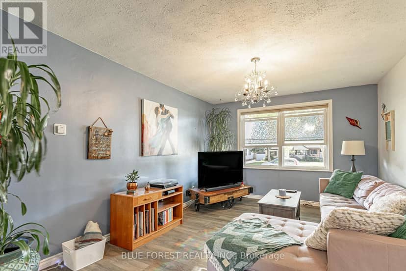 354 Calgary Street — photo 7 of 40
