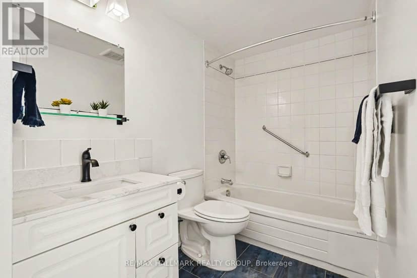 412 - 45 Holland Avenue — photo 21 of 37