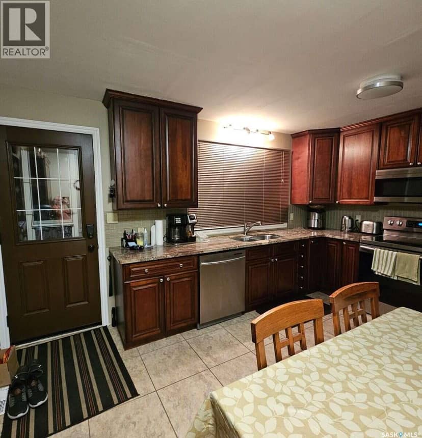 549 Laurier DRIVE — photo 12 of 37