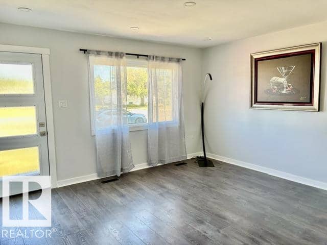 5614 50 ST — photo 10 of 34