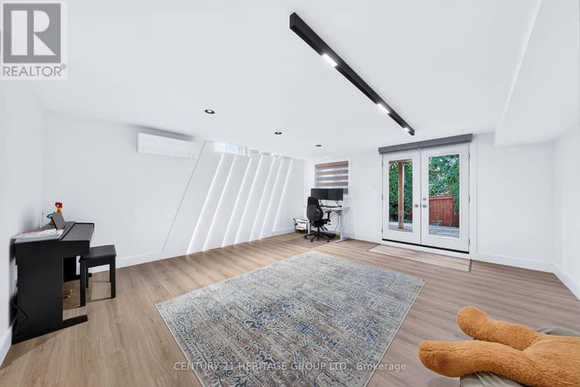 671 Walpole Crescent — photo 35 of 40