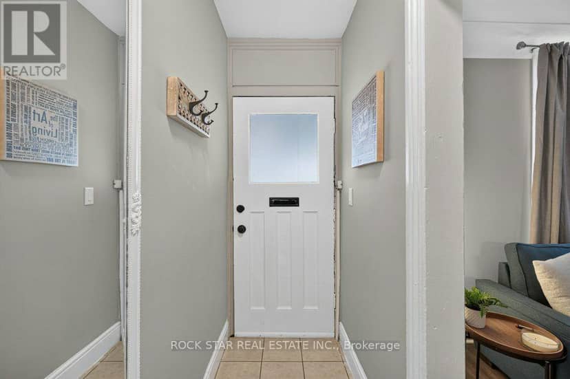 244 Emerald Street N, Hamilton, photo 3