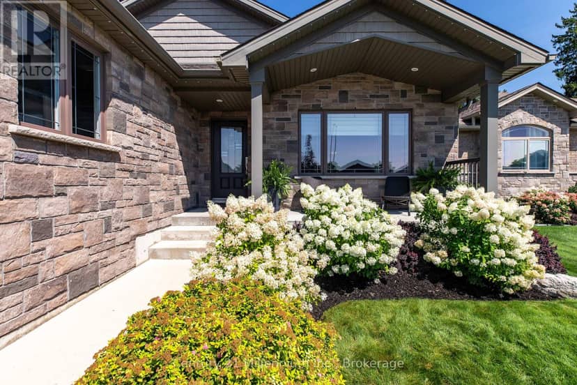 215 Djay Crescent — photo 1 of 40