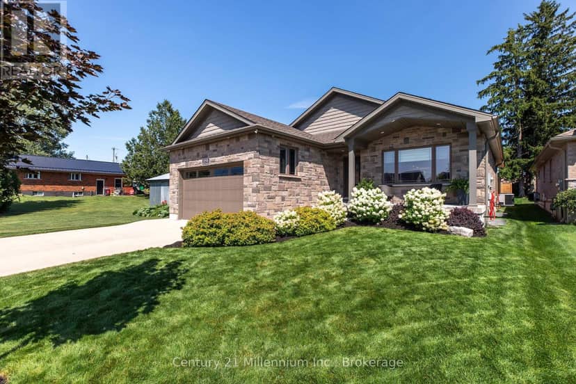 215 Djay Crescent — photo 3 of 40