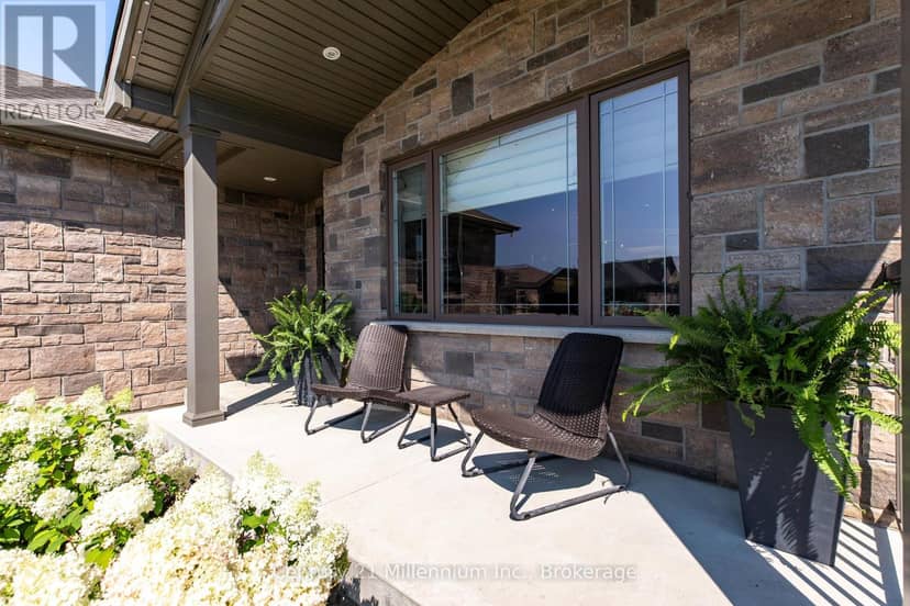 215 Djay Crescent — photo 5 of 40
