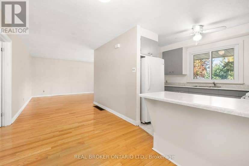 5261 McLean Crescent — photo 9 of 34