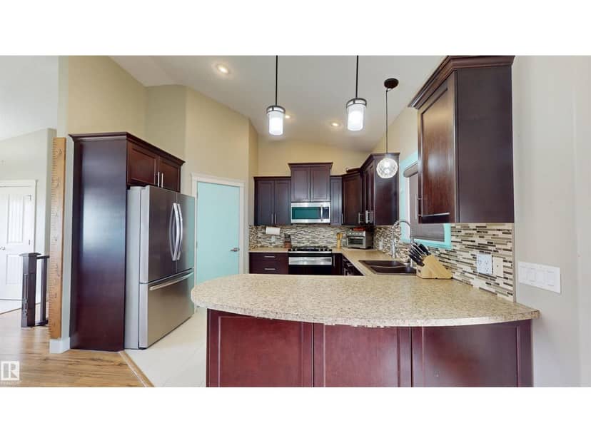 3809 52 AV — photo 13 of 40