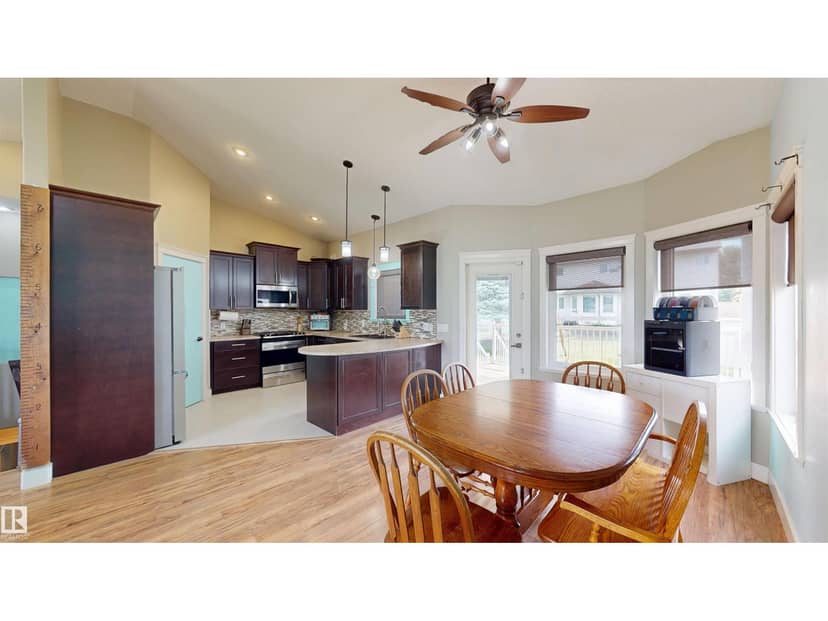 3809 52 AV — photo 15 of 40