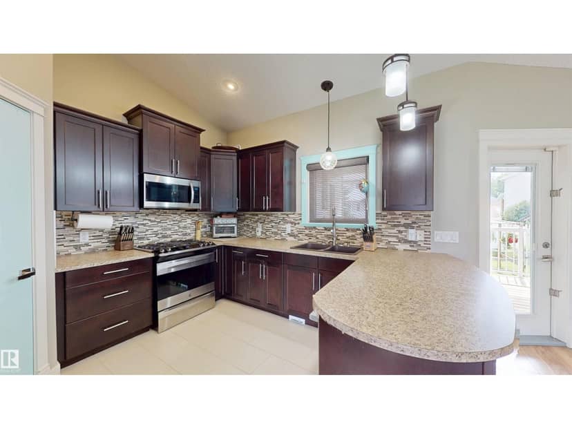 3809 52 AV — photo 9 of 40