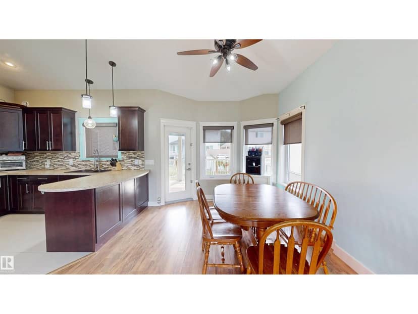 3809 52 AV — photo 14 of 40