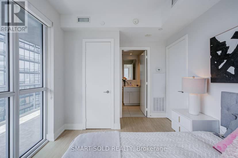 3211 - 7 Grenville Street — photo 15 of 40