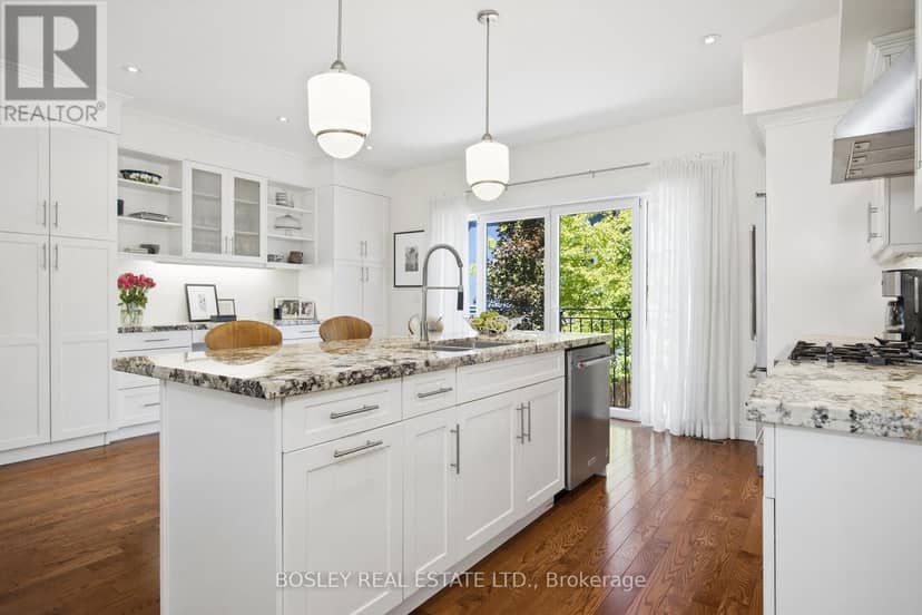 17 Matthew Court, Toronto, photo 6