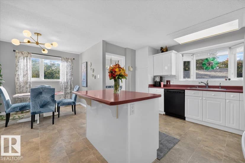 5104 53 ST — photo 12 of 40