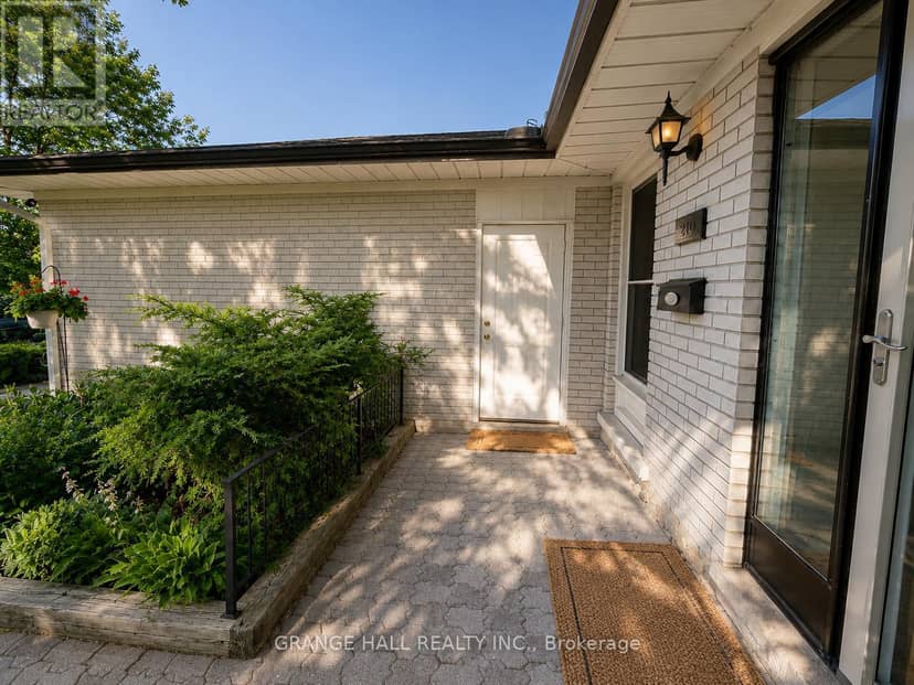 210 Lloyd Manor Road, Toronto, photo 3