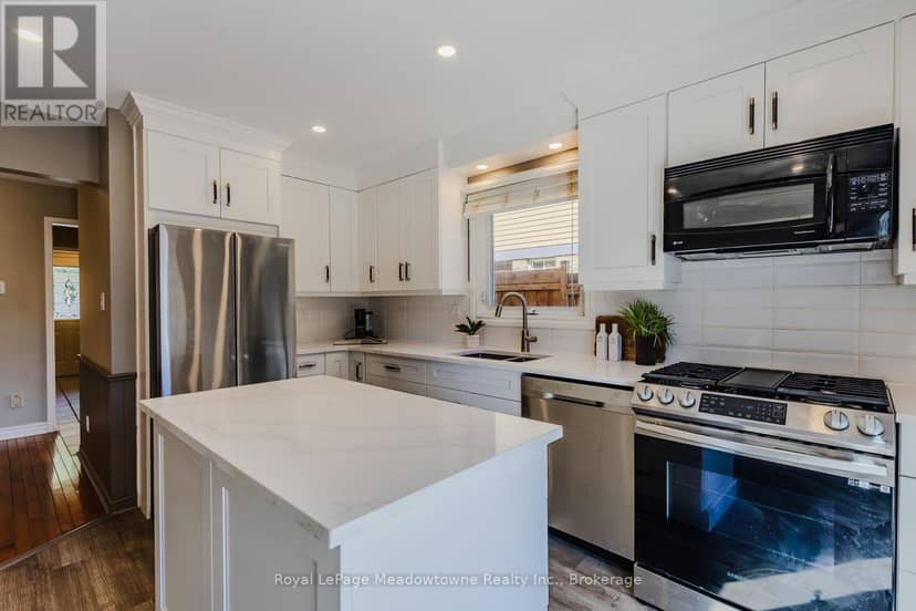902 Laurier Avenue — photo 12 of 37