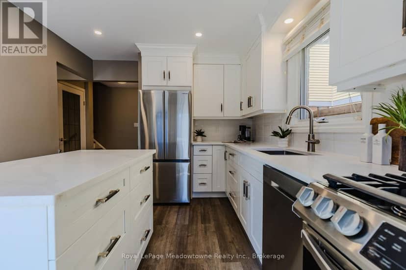 902 Laurier Avenue — photo 13 of 37