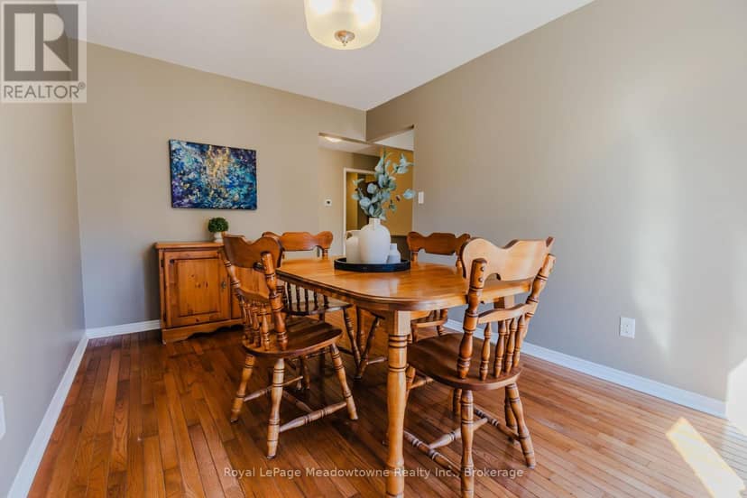 902 Laurier Avenue — photo 15 of 37