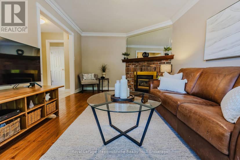 902 Laurier Avenue — photo 9 of 37