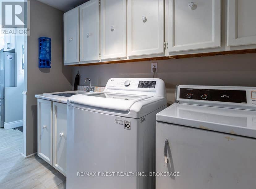 1043 Lincoln Drive — photo 17 of 40