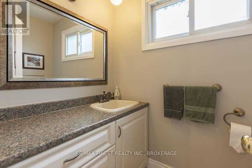 1043 Lincoln Drive — photo 11 of 40
