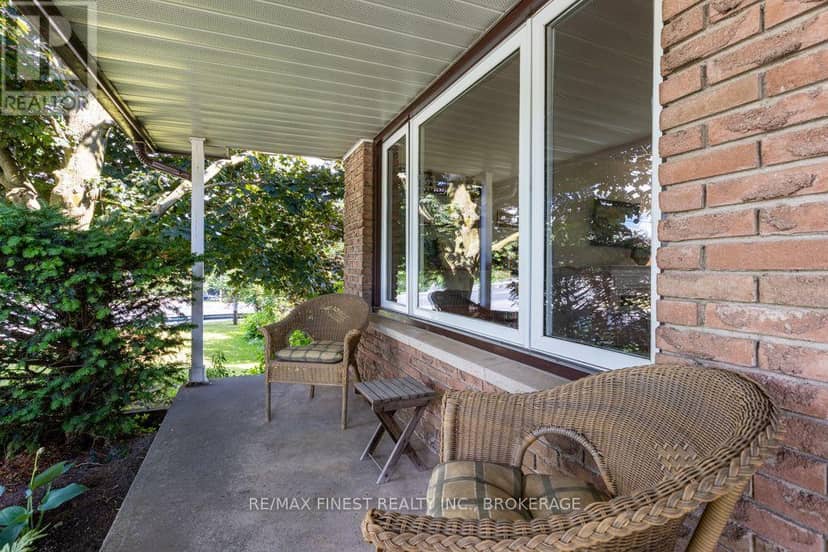 1043 Lincoln Drive — photo 3 of 40
