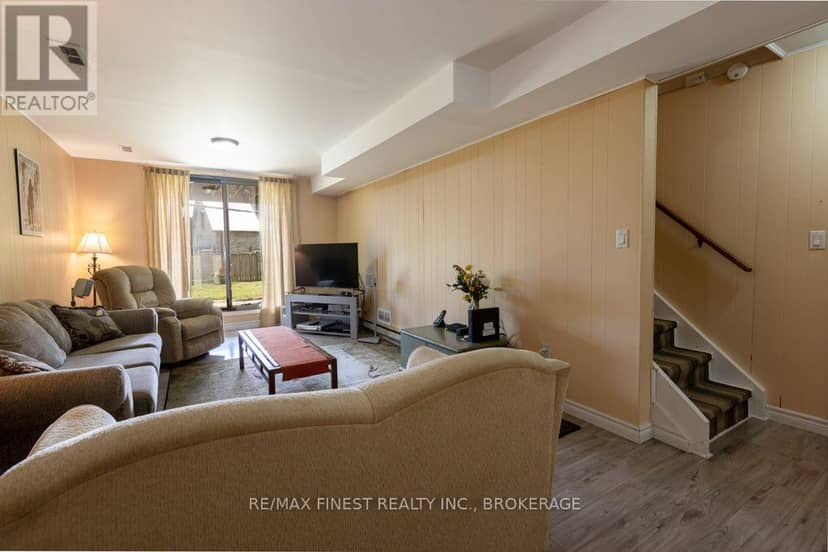 1043 Lincoln Drive — photo 8 of 40
