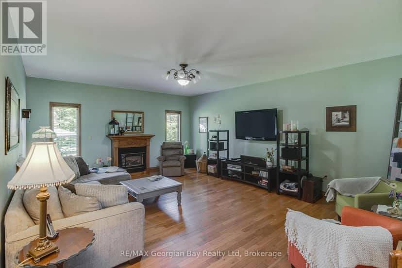 305 Lindsay Street E — photo 10 of 39