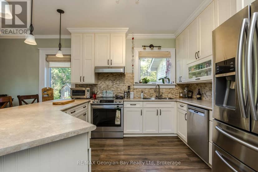 305 Lindsay Street E — photo 15 of 39