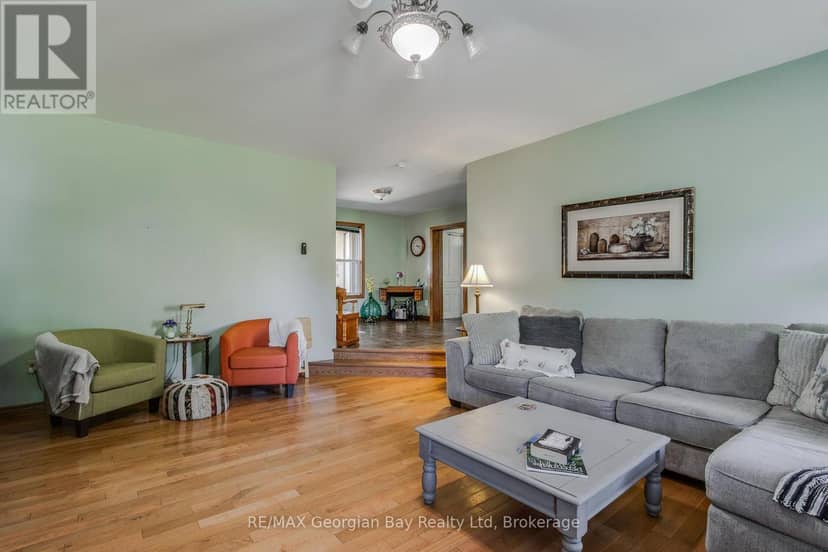 305 Lindsay Street E — photo 7 of 39