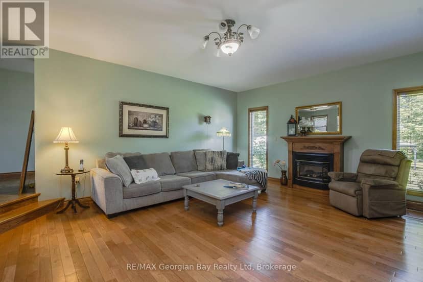 305 Lindsay Street E — photo 9 of 39