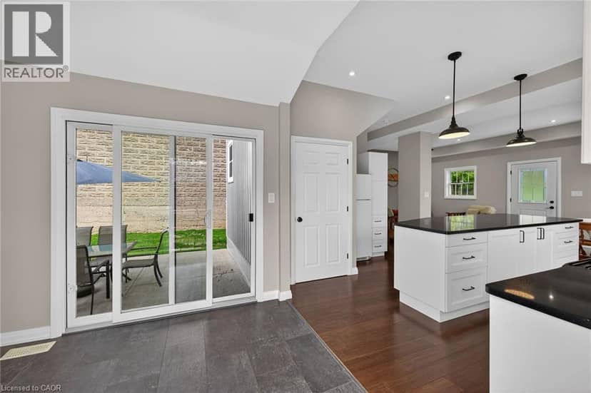22 KING Avenue — photo 13 of 40