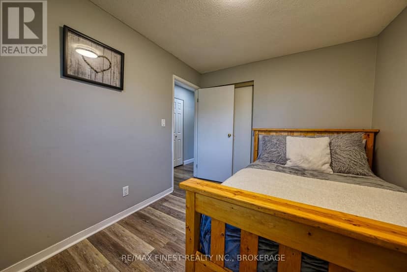 941 Warburton Crescent — photo 14 of 29